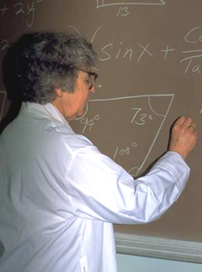 Profesora escribiendo en la pizarra